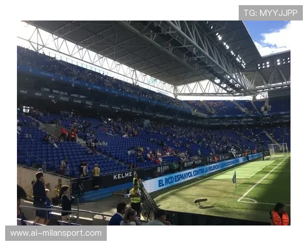 巴塞罗那边路成功吸引，中路空间被释放